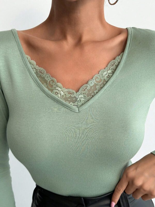 SHEIN T-shirt Ajusté Et Slim Décoré De Dentelle Pour Femmes – Image 9