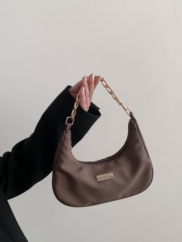Sac à main pour femmes de forme lunaire tissé unicolore à la mode avec bandoulière en chaîne métallique, peut être utilisé comme sac à main, sac à bandoulière, sac fourre-tout, sac de plage, sac tissé décontracté et sac à téléphone, élément essentiel de l'été, parfait pour les vacances. – Image 2