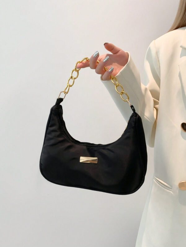 Sac à main pour femmes de forme lunaire tissé unicolore à la mode avec bandoulière en chaîne métallique, peut être utilisé comme sac à main, sac à bandoulière, sac fourre-tout, sac de plage, sac tissé décontracté et sac à téléphone, élément essentiel de l'été, parfait pour les vacances. – Image 3