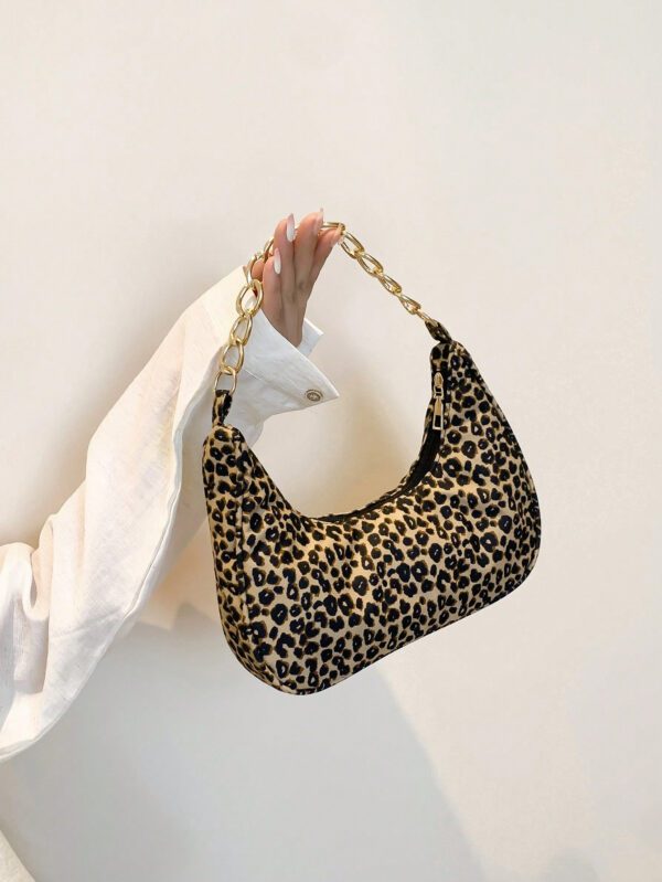 Sac à main pour femmes de forme lunaire tissé unicolore à la mode avec bandoulière en chaîne métallique, peut être utilisé comme sac à main, sac à bandoulière, sac fourre-tout, sac de plage, sac tissé décontracté et sac à téléphone, élément essentiel de l'été, parfait pour les vacances. – Image 4