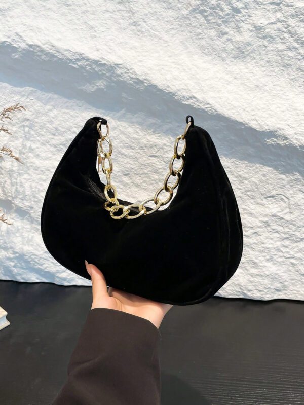 Sac à main pour femmes de forme lunaire tissé unicolore à la mode avec bandoulière en chaîne métallique, peut être utilisé comme sac à main, sac à bandoulière, sac fourre-tout, sac de plage, sac tissé décontracté et sac à téléphone, élément essentiel de l'été, parfait pour les vacances. – Image 5