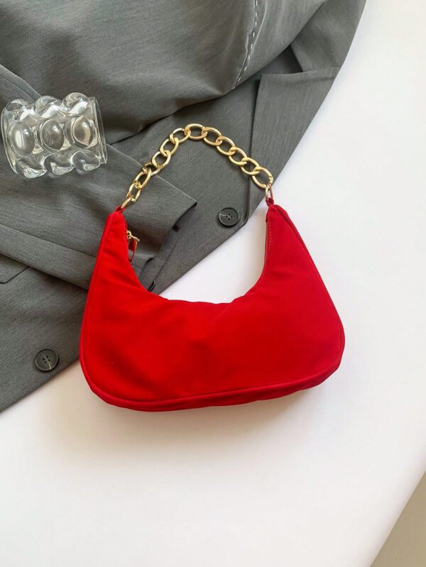 Sac à main pour femmes de forme lunaire tissé unicolore à la mode avec bandoulière en chaîne métallique, peut être utilisé comme sac à main, sac à bandoulière, sac fourre-tout, sac de plage, sac tissé décontracté et sac à téléphone, élément essentiel de l'été, parfait pour les vacances. – Image 6