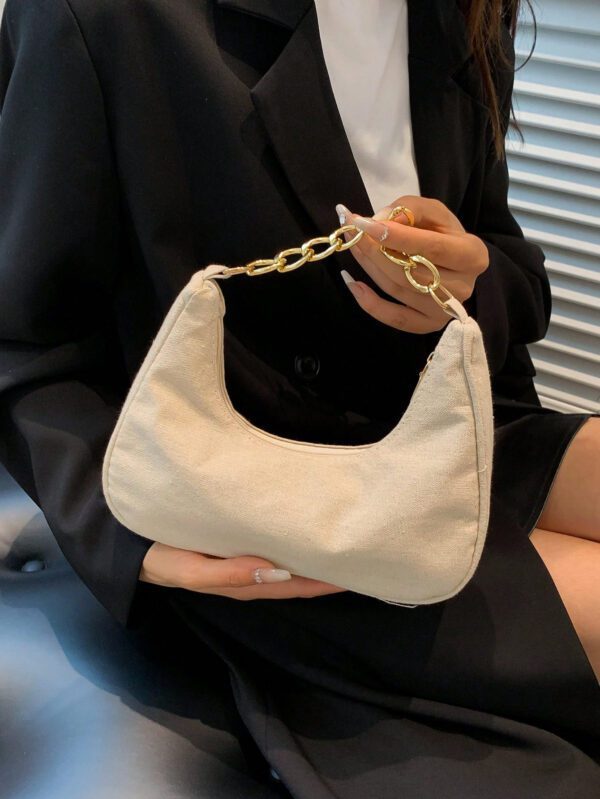 Sac à main pour femmes de forme lunaire tissé unicolore à la mode avec bandoulière en chaîne métallique, peut être utilisé comme sac à main, sac à bandoulière, sac fourre-tout, sac de plage, sac tissé décontracté et sac à téléphone, élément essentiel de l'été, parfait pour les vacances. – Image 9