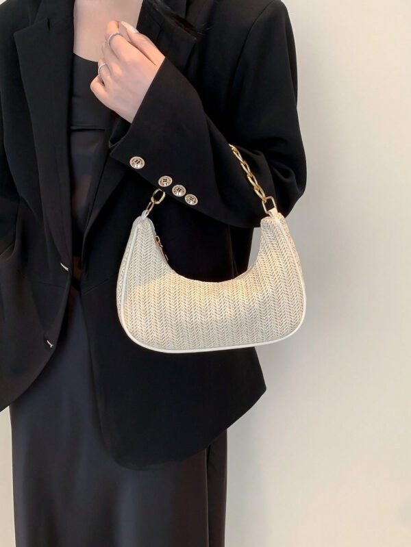Sac à main pour femmes de forme lunaire tissé unicolore à la mode avec bandoulière en chaîne métallique, peut être utilisé comme sac à main, sac à bandoulière, sac fourre-tout, sac de plage, sac tissé décontracté et sac à téléphone, élément essentiel de l'été, parfait pour les vacances. – Image 13