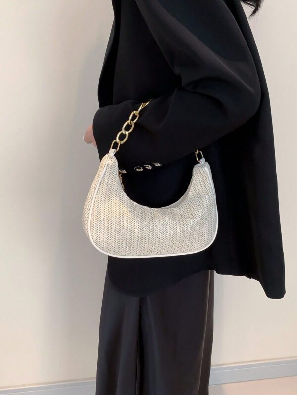 Sac à main pour femmes de forme lunaire tissé unicolore à la mode avec bandoulière en chaîne métallique, peut être utilisé comme sac à main, sac à bandoulière, sac fourre-tout, sac de plage, sac tissé décontracté et sac à téléphone, élément essentiel de l'été, parfait pour les vacances. – Image 14