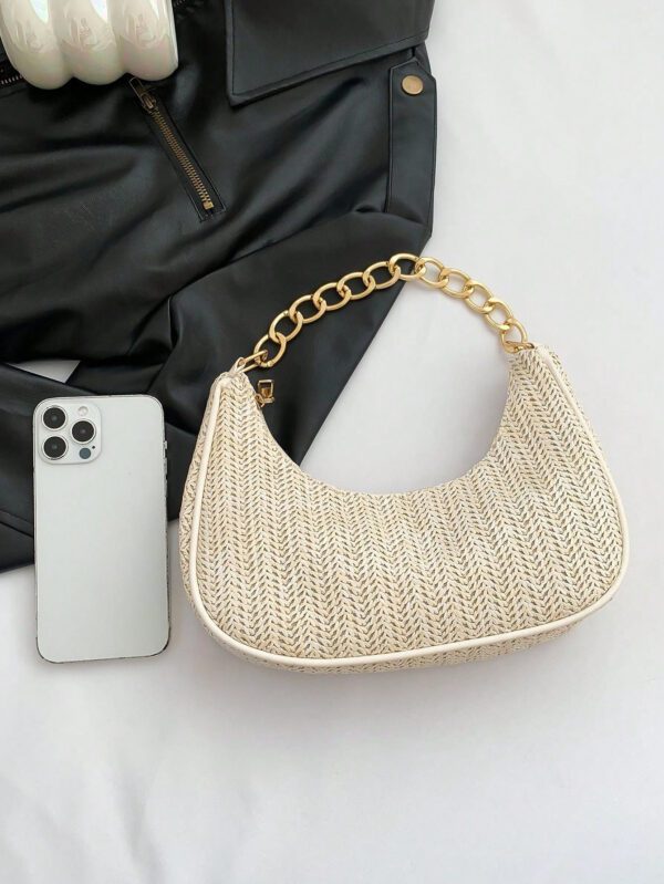 Sac à main pour femmes de forme lunaire tissé unicolore à la mode avec bandoulière en chaîne métallique, peut être utilisé comme sac à main, sac à bandoulière, sac fourre-tout, sac de plage, sac tissé décontracté et sac à téléphone, élément essentiel de l'été, parfait pour les vacances. – Image 18