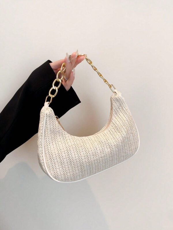 Sac à main pour femmes de forme lunaire tissé unicolore à la mode avec bandoulière en chaîne métallique, peut être utilisé comme sac à main, sac à bandoulière, sac fourre-tout, sac de plage, sac tissé décontracté et sac à téléphone, élément essentiel de l'été, parfait pour les vacances. – Image 20