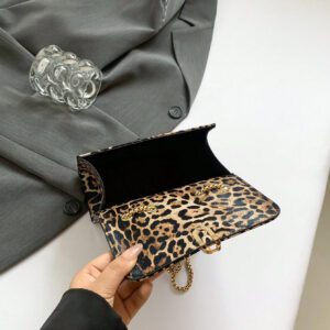 Un sac carré mini à rabat avec imprimé léopard rétro, un sac à bandoulière avec double chaîne en métal, ajustable en sac bandoulière, convient pour l'utilisation quotidienne des femmes et l'usage décontracté des étudiants, un sac tendance à imprimé léopard