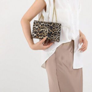 Un sac carré mini à rabat avec imprimé léopard rétro, un sac à bandoulière avec double chaîne en métal, ajustable en sac bandoulière, convient pour l'utilisation quotidienne des femmes et l'usage décontracté des étudiants, un sac tendance à imprimé léopard