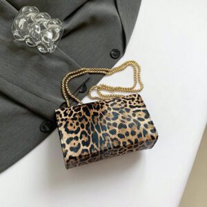 Un sac carré mini à rabat avec imprimé léopard rétro, un sac à bandoulière avec double chaîne en métal, ajustable en sac bandoulière, convient pour l'utilisation quotidienne des femmes et l'usage décontracté des étudiants, un sac tendance à imprimé léopard