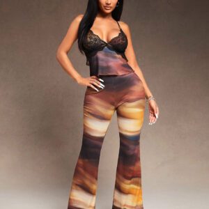 SHEIN SXY Ensemble de deux pièces comprenant un pantalon évasé fuselé à taille très basse en tissu tricoté ultra-extensible avec motif d'huile peinte, et un débardeur ras-du-cou. Élégant, sexy, indispensable pour la Saint-Valentin et les soirées en boîte de nuit