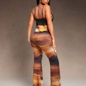 SHEIN SXY Ensemble de deux pièces comprenant un pantalon évasé fuselé à taille très basse en tissu tricoté ultra-extensible avec motif d'huile peinte, et un débardeur ras-du-cou. Élégant, sexy, indispensable pour la Saint-Valentin et les soirées en boîte de nuit