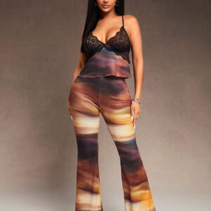 SHEIN SXY Ensemble de deux pièces comprenant un pantalon évasé fuselé à taille très basse en tissu tricoté ultra-extensible avec motif d'huile peinte, et un débardeur ras-du-cou. Élégant, sexy, indispensable pour la Saint-Valentin et les soirées en boîte de nuit