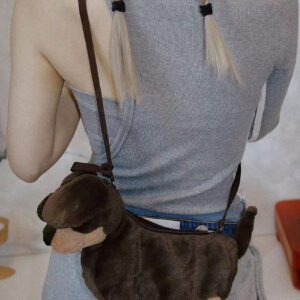 Mini sac à bandoulière en peluche de chien de teckel de dessin animé au design original, convient aux étudiants diplômés, adolescentes, étudiants de première, deuxième, troisième et quatrième année, collège et lycée. Parfait pour l'extérieur, les voyages, la rentrée scolaire, les vacances, les achats, les étudiantes, le travail, les déplacements, l'extérieur, les voyages, les sorties. Sac de chien saucisse, idées de cadeaux de Noël créatifs