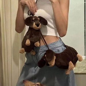 Mini sac à bandoulière en peluche de chien de teckel de dessin animé au design original, convient aux étudiants diplômés, adolescentes, étudiants de première, deuxième, troisième et quatrième année, collège et lycée. Parfait pour l'extérieur, les voyages, la rentrée scolaire, les vacances, les achats, les étudiantes, le travail, les déplacements, l'extérieur, les voyages, les sorties. Sac de chien saucisse, idées de cadeaux de Noël créatifs