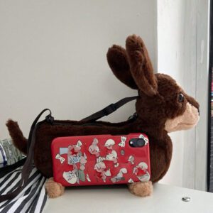 Mini sac à bandoulière en peluche de chien de teckel de dessin animé au design original, convient aux étudiants diplômés, adolescentes, étudiants de première, deuxième, troisième et quatrième année, collège et lycée. Parfait pour l'extérieur, les voyages, la rentrée scolaire, les vacances, les achats, les étudiantes, le travail, les déplacements, l'extérieur, les voyages, les sorties. Sac de chien saucisse, idées de cadeaux de Noël créatifs