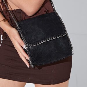 Sac carré léger et décontracté avec mini coutures avec chaîne à rabat pour adolescentes, femmes, étudiantes, recrues et cols blancs. Parfait pour le bureau, l'université, le travail, les affaires, les déplacements, l'extérieur, les voyages, les sorties.