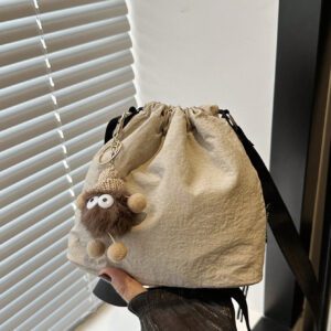 1 pièce Sac seau en nylon unicolore avec accessoire de pompon en peluche, sac bandoulière mode femme