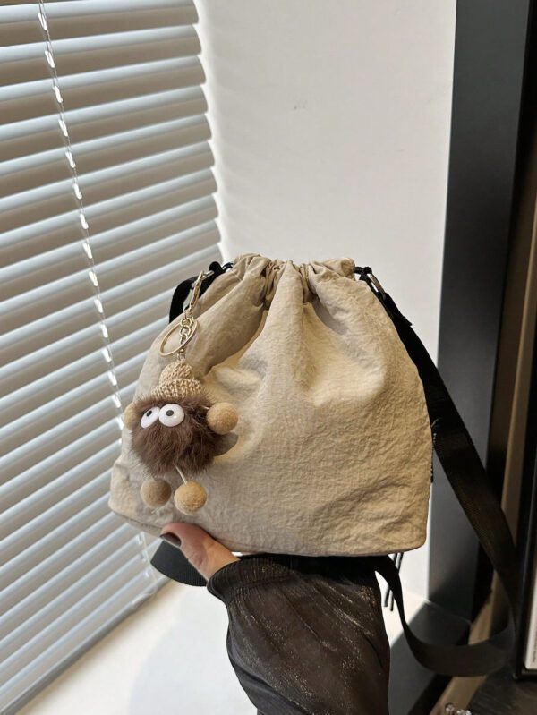1 pièce Sac seau en nylon unicolore avec accessoire de pompon en peluche, sac bandoulière mode femme