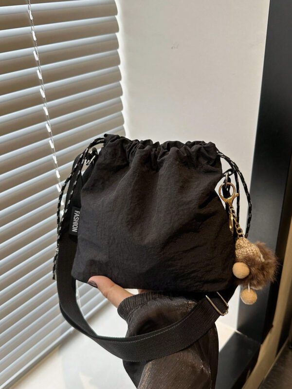 1 pièce Sac seau en nylon unicolore avec accessoire de pompon en peluche, sac bandoulière mode femme – Image 2