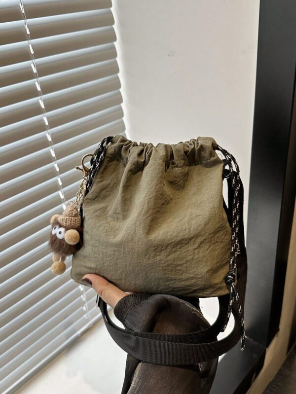 1 pièce Sac seau en nylon unicolore avec accessoire de pompon en peluche, sac bandoulière mode femme – Image 3