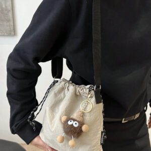 1 pièce Sac seau en nylon unicolore avec accessoire de pompon en peluche, sac bandoulière mode femme