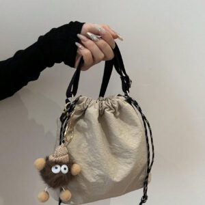 1 pièce Sac seau en nylon unicolore avec accessoire de pompon en peluche, sac bandoulière mode femme