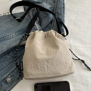 1 pièce Sac seau en nylon unicolore avec accessoire de pompon en peluche, sac bandoulière mode femme