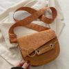 Mini sac bandoulière simple de couleur unie, mat, avec lettre et rabat. Bandoulière large. Convient pour le shopping, le portefeuille, les jeunes femmes, les étudiants, les nouveaux arrivants et les cols blancs. Très adapté pour le bureau, l'université, le travail, les affaires, les déplacements, les activités extérieures, les voyages et les sorties