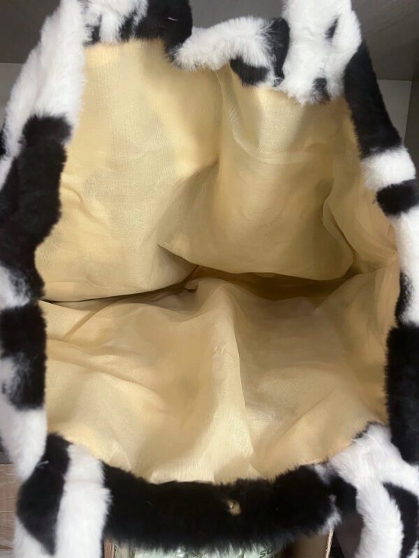 Sac fourre-tout à l'épaule doux, pelucheux et douillet avec imprimé vache pour les filles, les femmes, les étudiantes, les débutants et les travailleurs de bureau. Parfait pour le travail, le bureau, les déplacements, l'automne, l'hiver, les extérieurs. Grand sac fourre-tout tendance avec un motif d'imprimé vache décontracté et tendance pour les femmes – Image 6