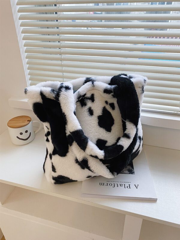 Sac fourre-tout à l'épaule doux, pelucheux et douillet avec imprimé vache pour les filles, les femmes, les étudiantes, les débutants et les travailleurs de bureau. Parfait pour le travail, le bureau, les déplacements, l'automne, l'hiver, les extérieurs. Grand sac fourre-tout tendance avec un motif d'imprimé vache décontracté et tendance pour les femmes – Image 9