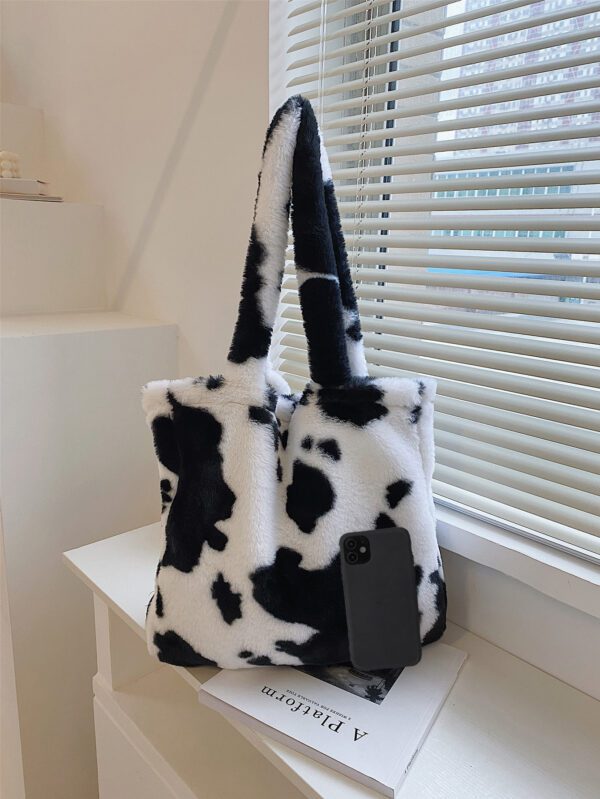 Sac fourre-tout à l'épaule doux, pelucheux et douillet avec imprimé vache pour les filles, les femmes, les étudiantes, les débutants et les travailleurs de bureau. Parfait pour le travail, le bureau, les déplacements, l'automne, l'hiver, les extérieurs. Grand sac fourre-tout tendance avec un motif d'imprimé vache décontracté et tendance pour les femmes – Image 10