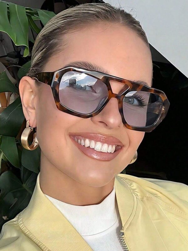 Nouveau style à la mode Lunettes carrées rétro aux verres océan Stylées pour femmes, convenant à un port quotidien. 1 pièce Accessoire de plage pour femmes Lunettes de soleil