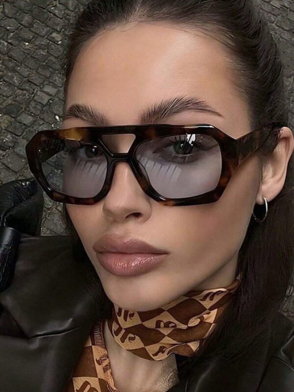 Nouveau style à la mode Lunettes carrées rétro aux verres océan Stylées pour femmes, convenant à un port quotidien. 1 pièce Accessoire de plage pour femmes Lunettes de soleil – Image 4