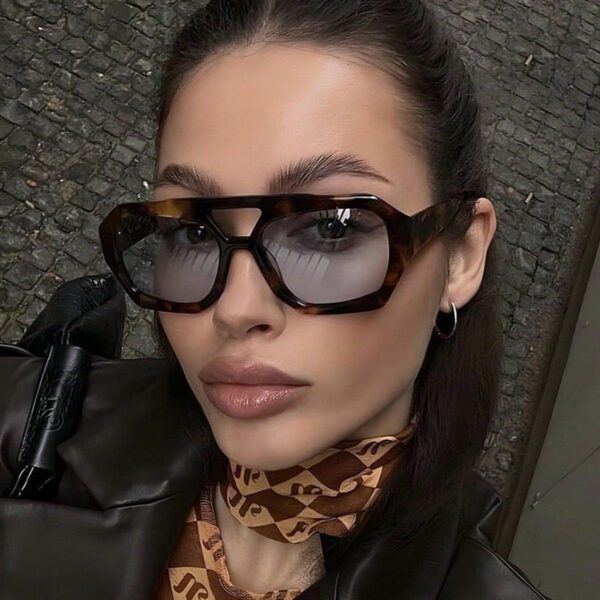 Nouveau style à la mode Lunettes carrées rétro aux verres océan Stylées pour femmes, convenant à un port quotidien. 1 pièce Accessoire de plage pour femmes Lunettes de soleil – Image 10