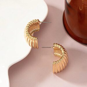 1 Paire De Boucles D'oreilles Clou Design C À La Mode Et Élégantes Pour Femmes, En Métal De Couleur Froide, À Motif De Pneu Et Texture De Ligne Concave-convexe Texturée