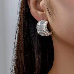 1 Paire De Boucles D'oreilles Clou Design C À La Mode Et Élégantes Pour Femmes, En Métal De Couleur Froide, À Motif De Pneu Et Texture De Ligne Concave-convexe Texturée