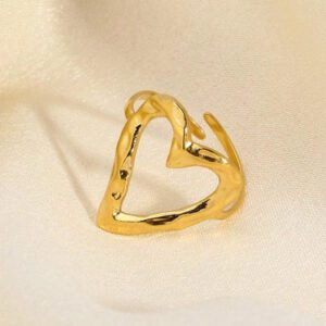 1 pièce Bague en acier inoxydable à la mode, exquise et romantique avec texture martelée en forme de cœur ajourée en 18 carats, pour la Saint-Valentin, le carnaval, le Nouvel An, les fêtes et le port quotidien pour femmes