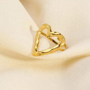 1 pièce Bague en acier inoxydable à la mode, exquise et romantique avec texture martelée en forme de cœur ajourée en 18 carats, pour la Saint-Valentin, le carnaval, le Nouvel An, les fêtes et le port quotidien pour femmes