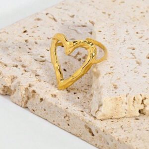 1 pièce Bague en acier inoxydable à la mode, exquise et romantique avec texture martelée en forme de cœur ajourée en 18 carats, pour la Saint-Valentin, le carnaval, le Nouvel An, les fêtes et le port quotidien pour femmes