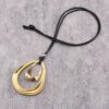 1 pièce Mode Collier à pendentif rond plat asymétrique géométrique en métal avec double cercle orné de perles pour hommes, corde de cire marron et noire, collier simple et décontracté – Image 20