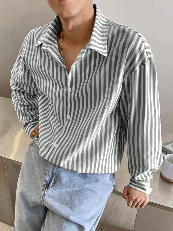 Manfinity Joysei Chemise à manches longues décontractée et urbaine, style mode et simple, avec motif rayures bleues et blanches colorées sur le col – Image 3
