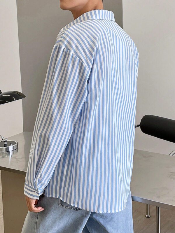 Manfinity Joysei Chemise à manches longues décontractée et urbaine, style mode et simple, avec motif rayures bleues et blanches colorées sur le col – Image 4