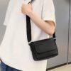 Sac bandoulière minimaliste d' pour hommes avec impression de lettre et rabat, sac d'épaule décontracté pour le travail, sac latéral, sac banane pour les voyages, les vacances, l'école, les loisirs, imperméable, léger, sac d'université, sac bandoulière, sac latéral pour étudiants, fournitures scolaires, sac besace vintage, sac cadeau de Noël pour hommes, sac d'hivers, sac de Thanksgiving, sac de voyage, sac fourre-tout, sac de camping