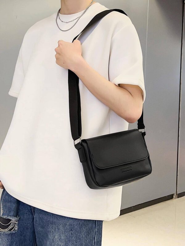 Sac bandoulière minimaliste d' pour hommes avec impression de lettre et rabat, sac d'épaule décontracté pour le travail, sac latéral, sac banane pour les voyages, les vacances, l'école, les loisirs, imperméable, léger, sac d'université, sac bandoulière, sac latéral pour étudiants, fournitures scolaires, sac besace vintage, sac cadeau de Noël pour hommes, sac d'hivers, sac de Thanksgiving, sac de voyage, sac fourre-tout, sac de camping
