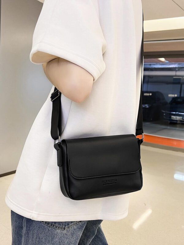 Sac bandoulière minimaliste d' pour hommes avec impression de lettre et rabat, sac d'épaule décontracté pour le travail, sac latéral, sac banane pour les voyages, les vacances, l'école, les loisirs, imperméable, léger, sac d'université, sac bandoulière, sac latéral pour étudiants, fournitures scolaires, sac besace vintage, sac cadeau de Noël pour hommes, sac d'hivers, sac de Thanksgiving, sac de voyage, sac fourre-tout, sac de camping – Image 2