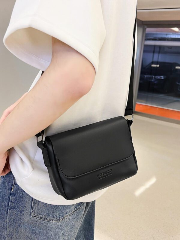 Sac bandoulière minimaliste d' pour hommes avec impression de lettre et rabat, sac d'épaule décontracté pour le travail, sac latéral, sac banane pour les voyages, les vacances, l'école, les loisirs, imperméable, léger, sac d'université, sac bandoulière, sac latéral pour étudiants, fournitures scolaires, sac besace vintage, sac cadeau de Noël pour hommes, sac d'hivers, sac de Thanksgiving, sac de voyage, sac fourre-tout, sac de camping – Image 3