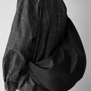1 pièce Sac à bandoulière en nylon noir unicolore, imperméable, de forme croissante, grande capacité avec fermeture à glissière. Convient pour l'utilisation quotidienne, le déplacement, les voyages, l'école, le collège, les vacances, le stockage. Sac fourre-tout, sac banane, sac de randonnée, sac pour hommes, sac étudiant, sac décontracté, sac de papa, sac de petit ami, sac de voyage, sac d'extérieur, sac de Noël, sac de Thanksgiving, sac de poitrine, sac latéral, sac besace, sac en cuir, sac porté à la hanche, sac cadeau pour homme, sac de camping, sac bandoulière pour homme, sac d'été, sac de rentrée scolaire