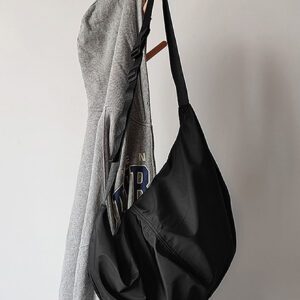 1 pièce Sac à bandoulière en nylon noir unicolore, imperméable, de forme croissante, grande capacité avec fermeture à glissière. Convient pour l'utilisation quotidienne, le déplacement, les voyages, l'école, le collège, les vacances, le stockage. Sac fourre-tout, sac banane, sac de randonnée, sac pour hommes, sac étudiant, sac décontracté, sac de papa, sac de petit ami, sac de voyage, sac d'extérieur, sac de Noël, sac de Thanksgiving, sac de poitrine, sac latéral, sac besace, sac en cuir, sac porté à la hanche, sac cadeau pour homme, sac de camping, sac bandoulière pour homme, sac d'été, sac de rentrée scolaire