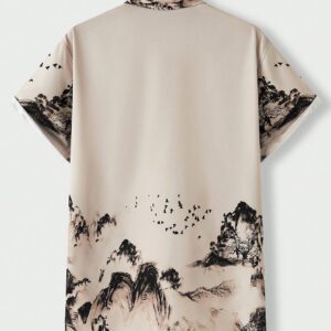 Manfinity ModaGents Chemise à manches courtes boutonnée ample pour homme avec imprimé de paysage montagneux et aquatique. Convient pour un usage quotidien.